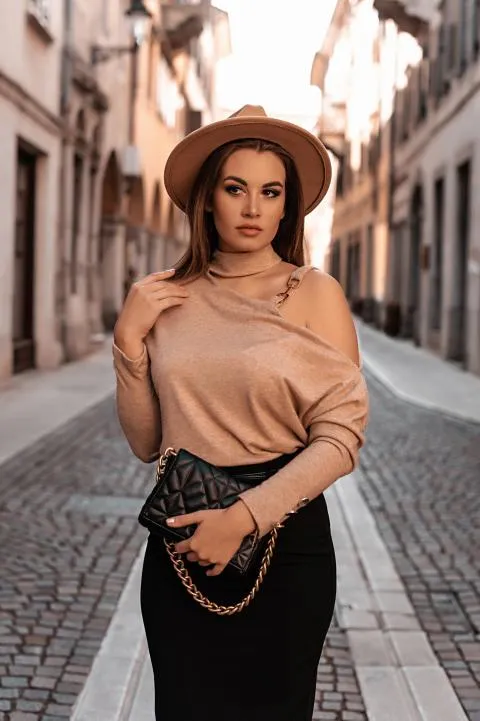 Camiseta con escote asimétrico Mirabelle, beige