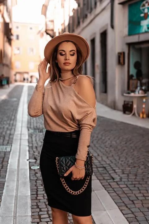 Camiseta con escote asimétrico Mirabelle, beige