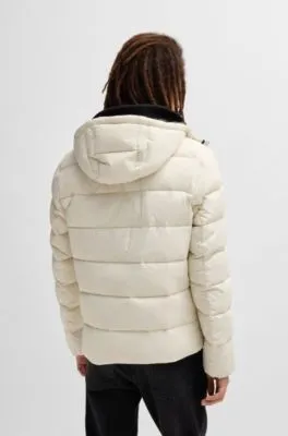 Chaqueta acolchada slim fit repelente al agua con ribete de logo