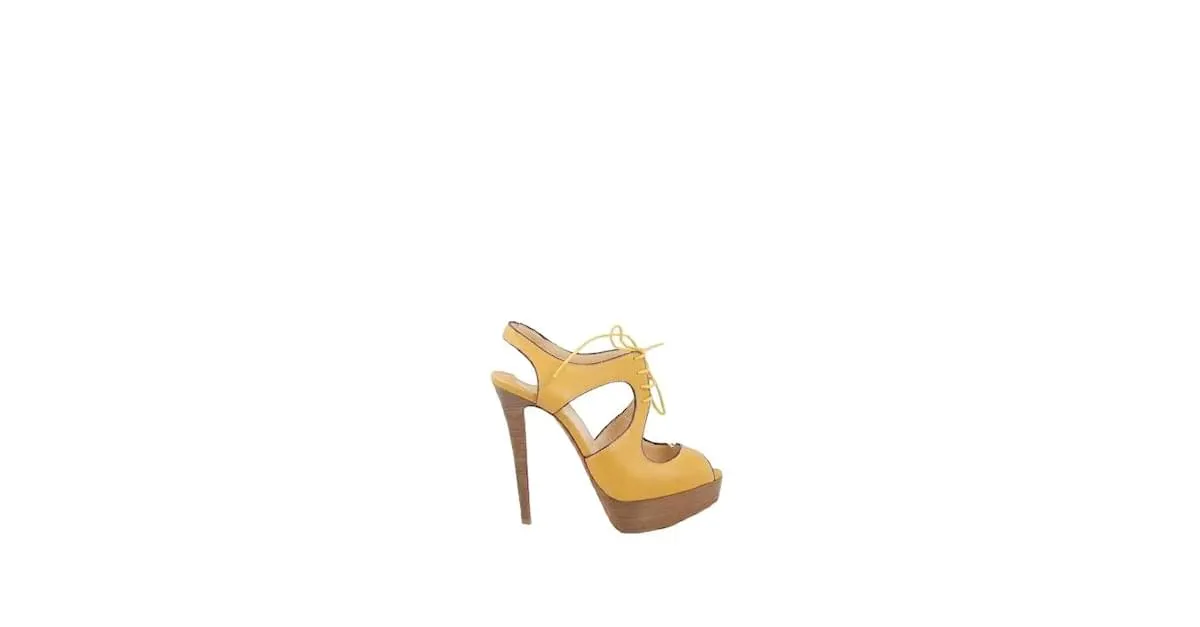 Christian Louboutin Tacones de cuero Amarillo 