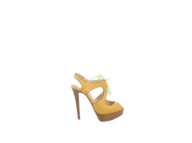 Christian Louboutin Tacones de cuero Amarillo 