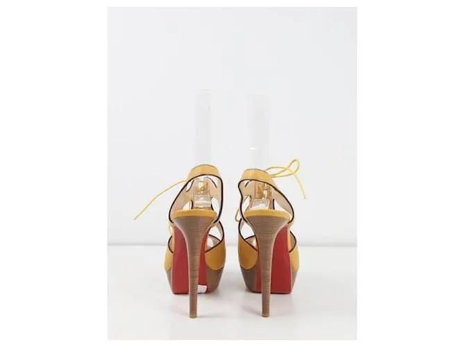 Christian Louboutin Tacones de cuero Amarillo 