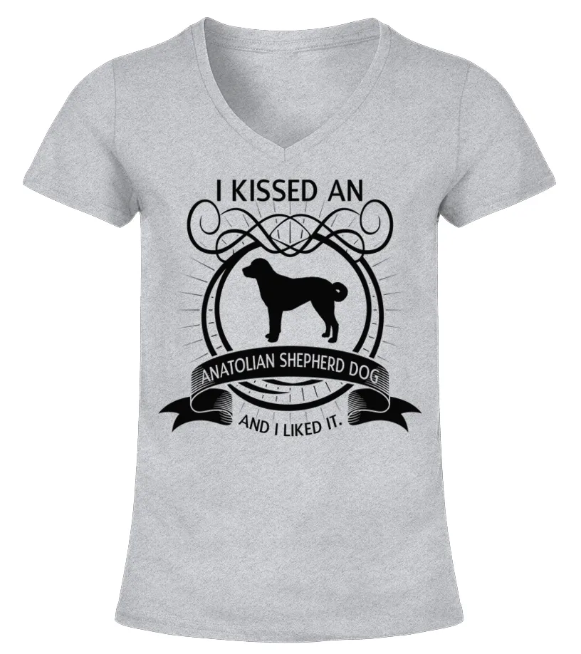 I Kissed an Anatolian Shepherd Dog Camiseta cuello pico Mujer