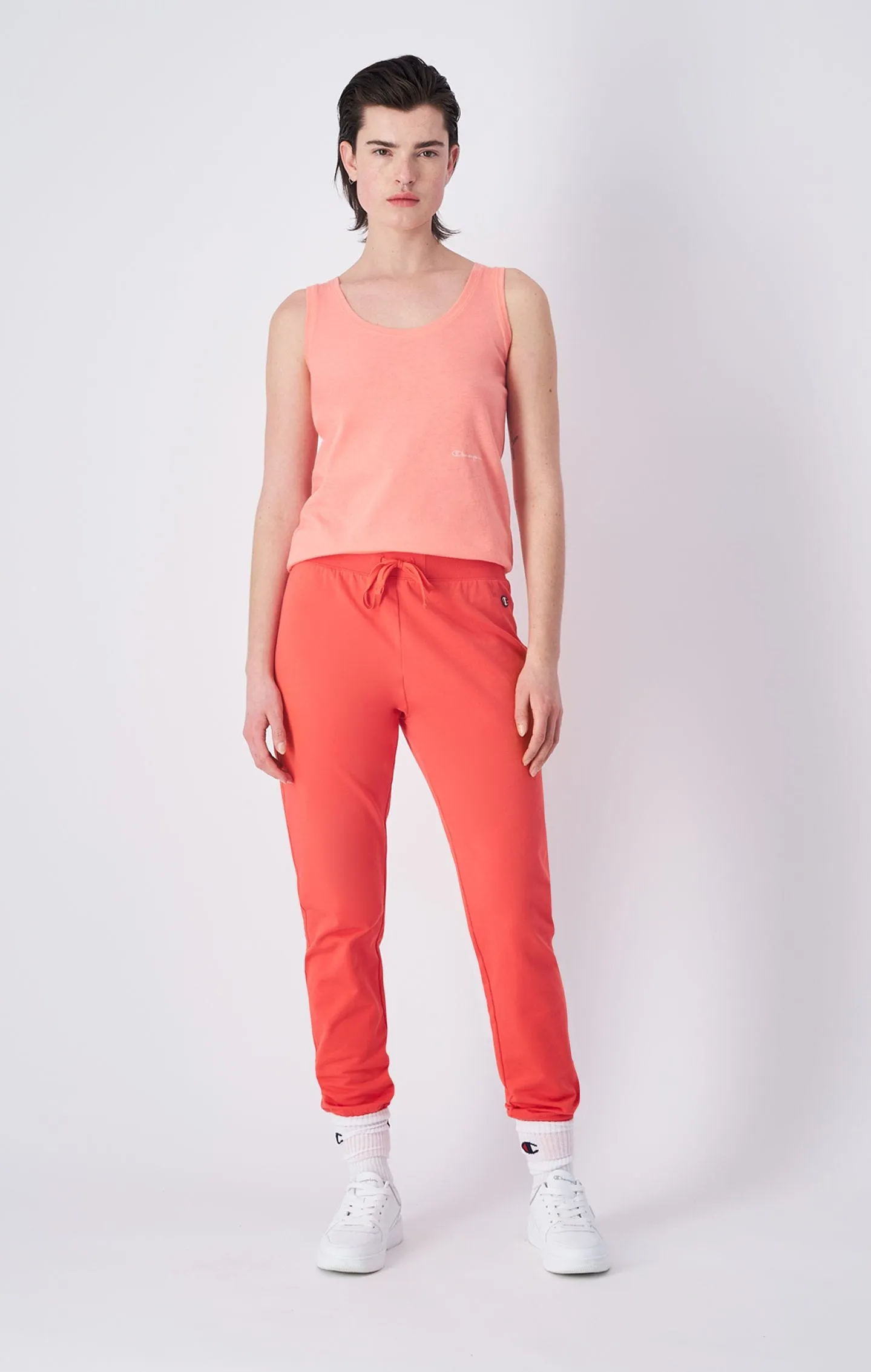 Joggers con logotipo de parche en C