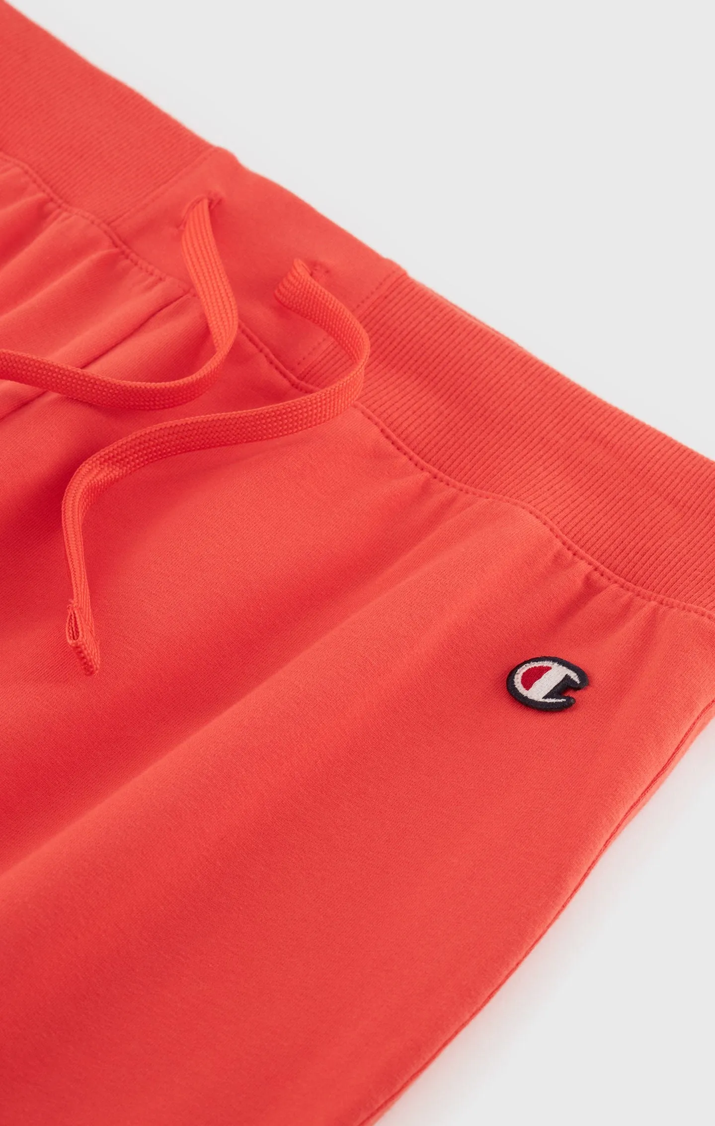 Joggers con logotipo de parche en C