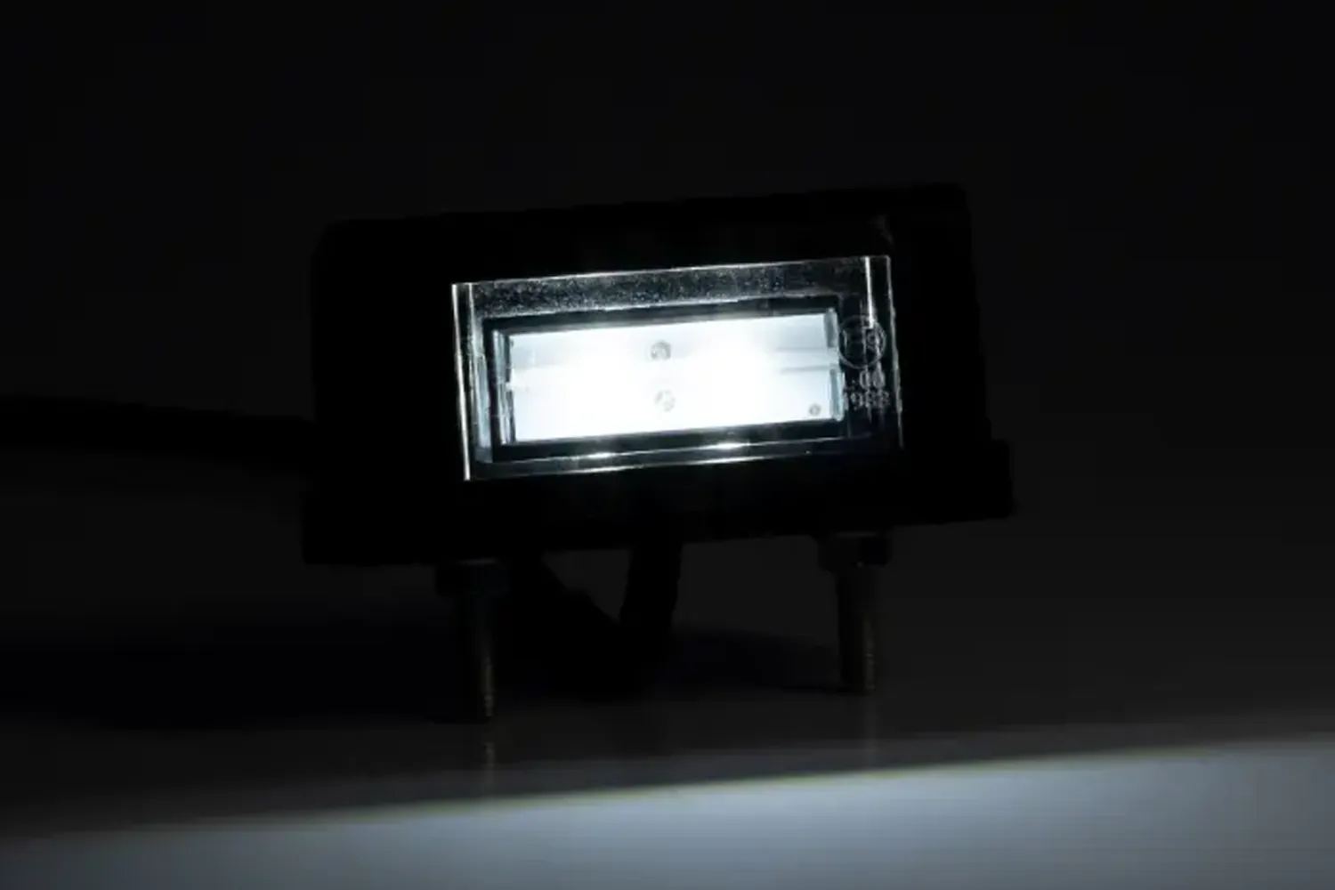 Lámpara de matrícula LED con cable.