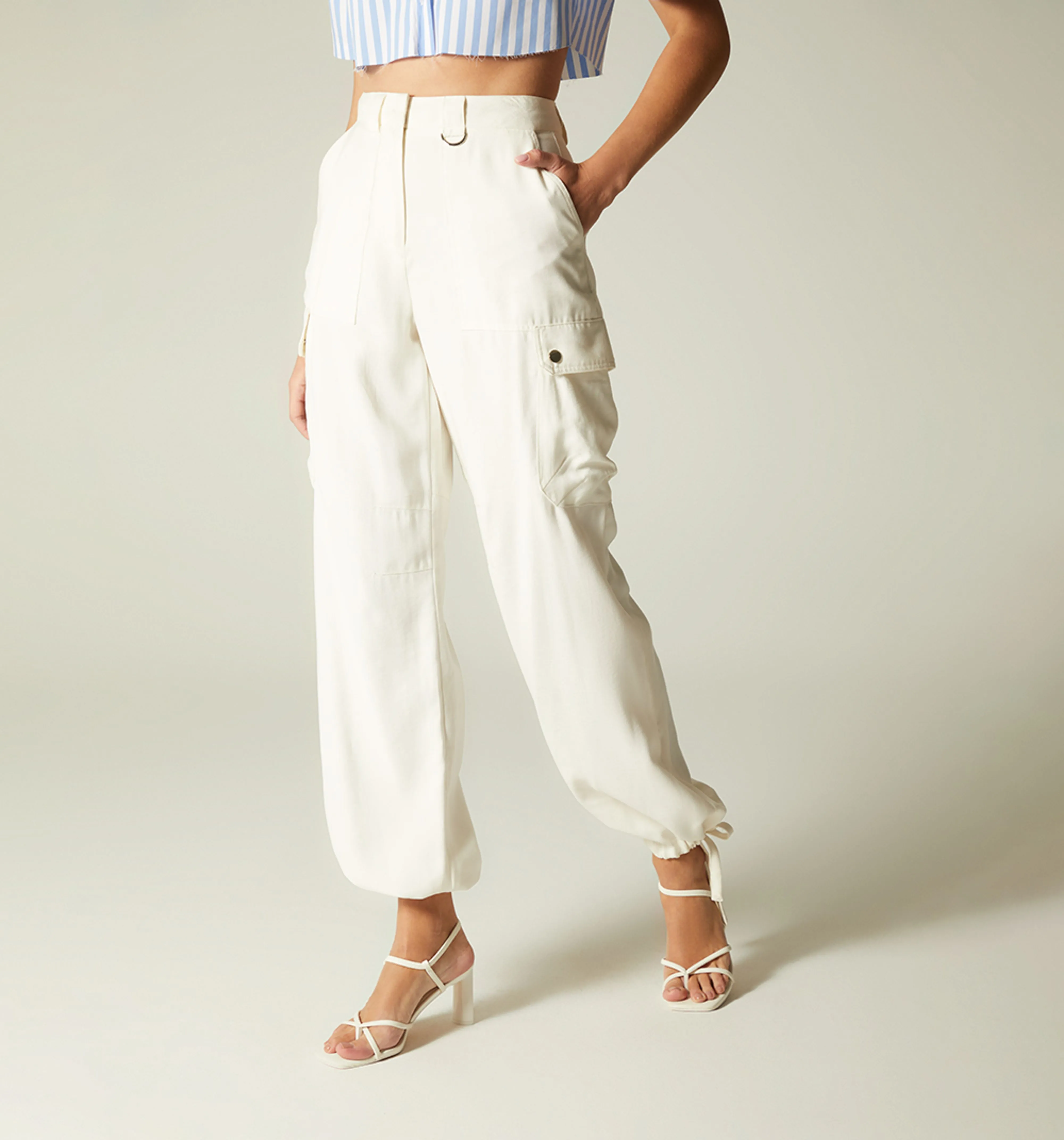 Pantalon cargo con cierre en bota