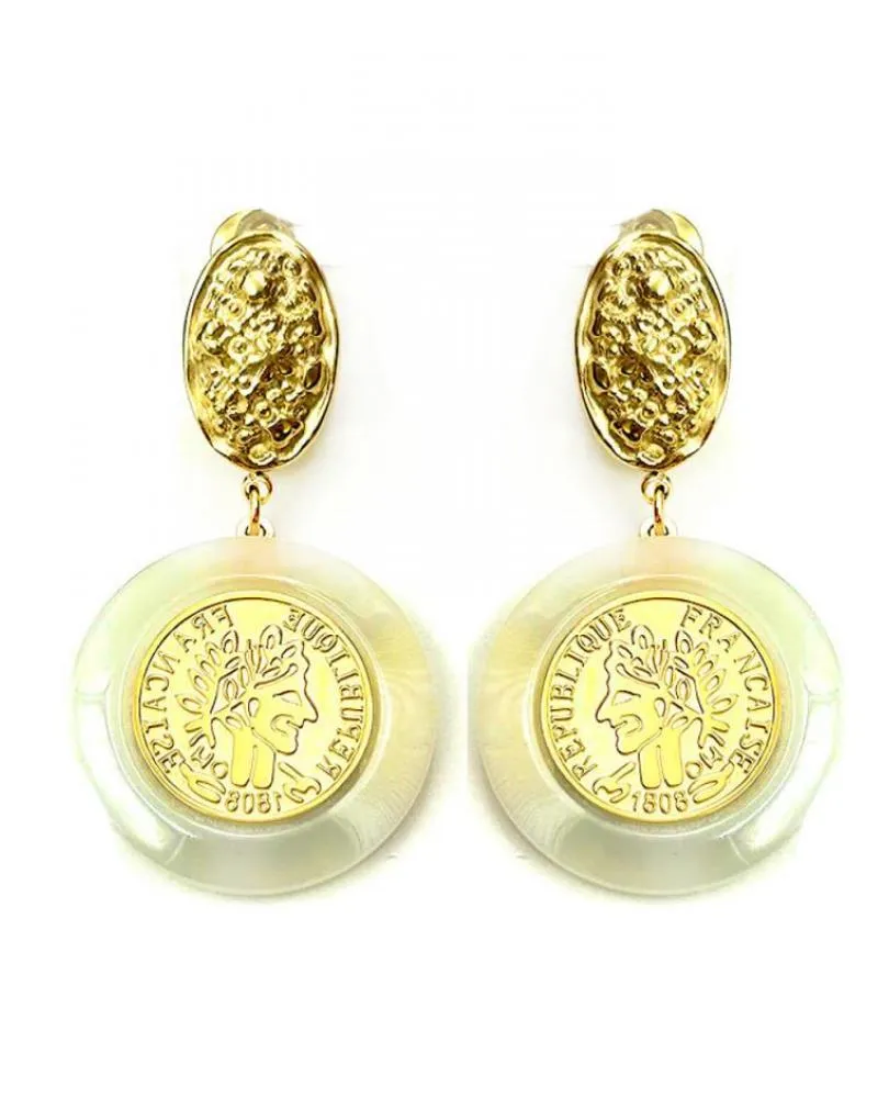 PENDIENTES ELEGANTES BLANCOS DE NACAR CON MONEDAS DORADAS