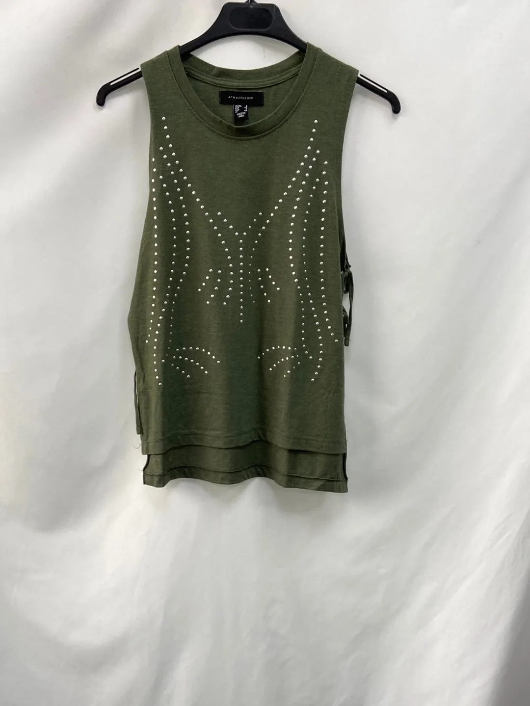 PRIMARK.Camiseta verde tachuelas T.S