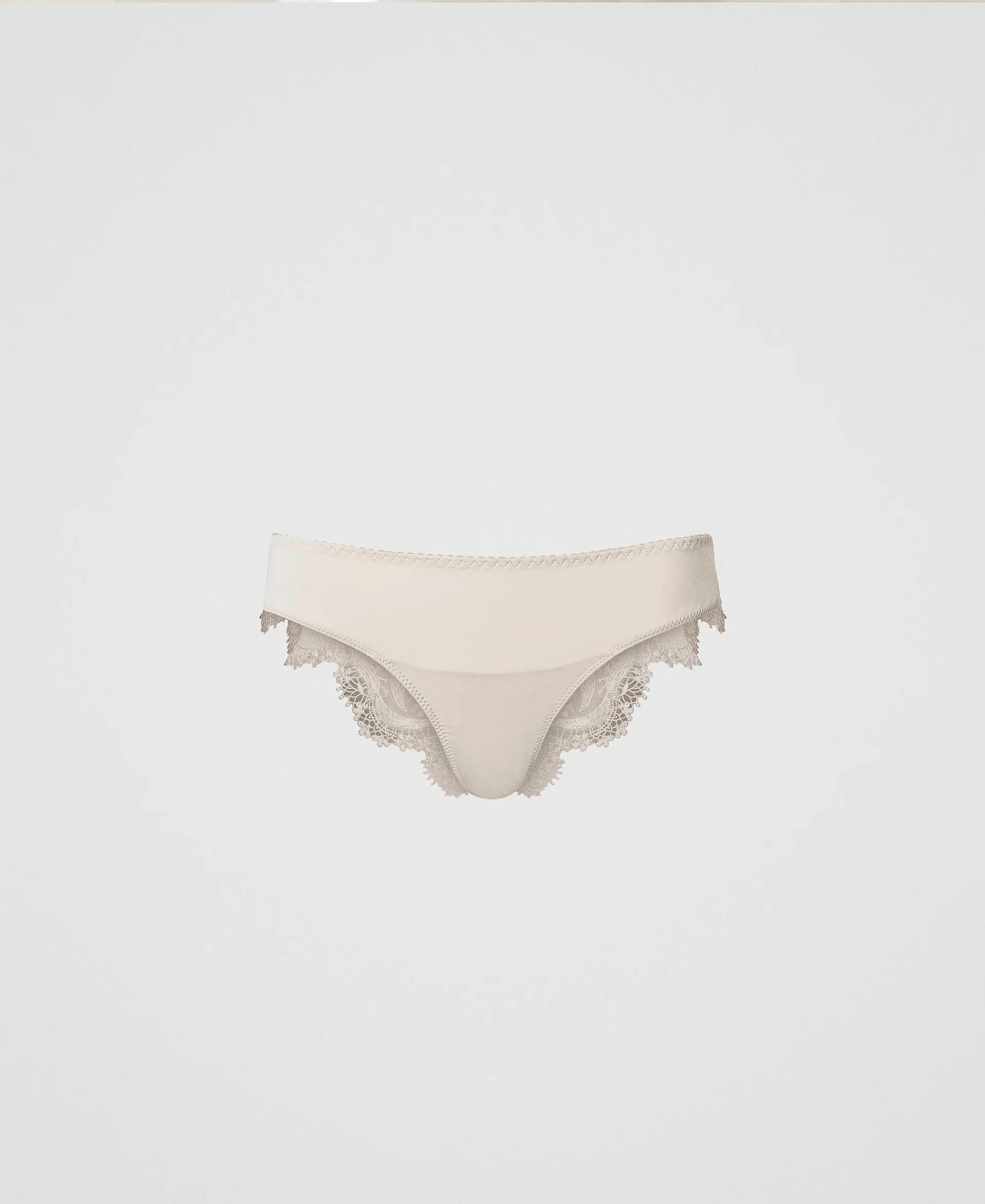 Slip brésilien en tulle avec festons