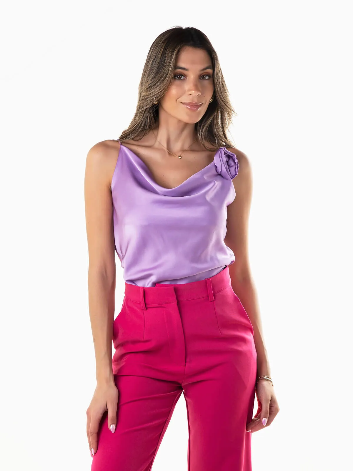 Top satinado con flor