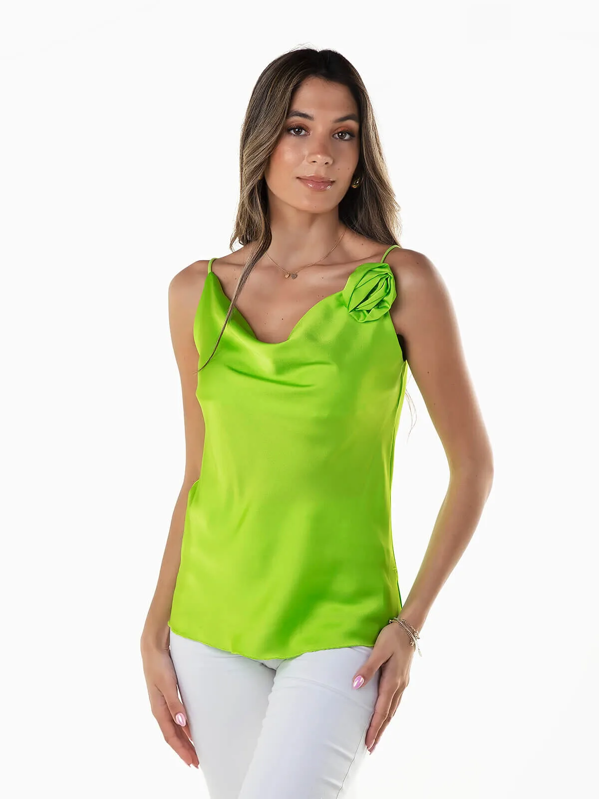 Top satinado con flor