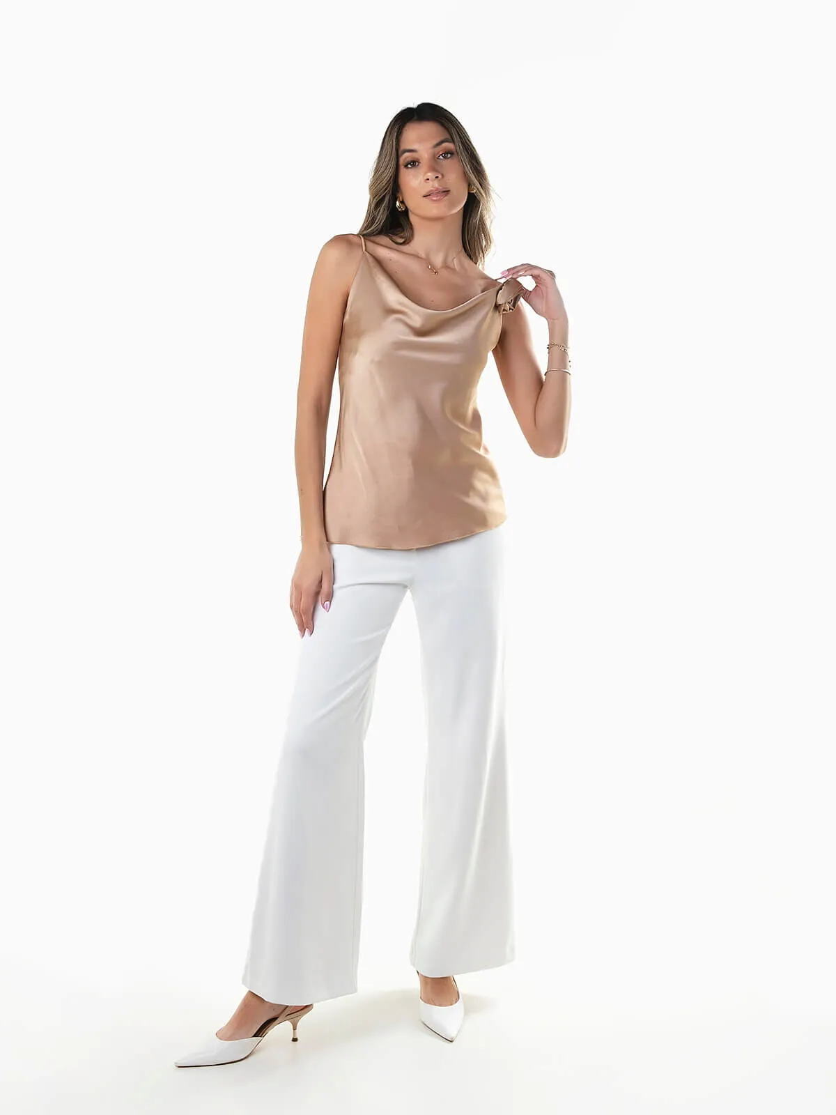 Top satinado con flor