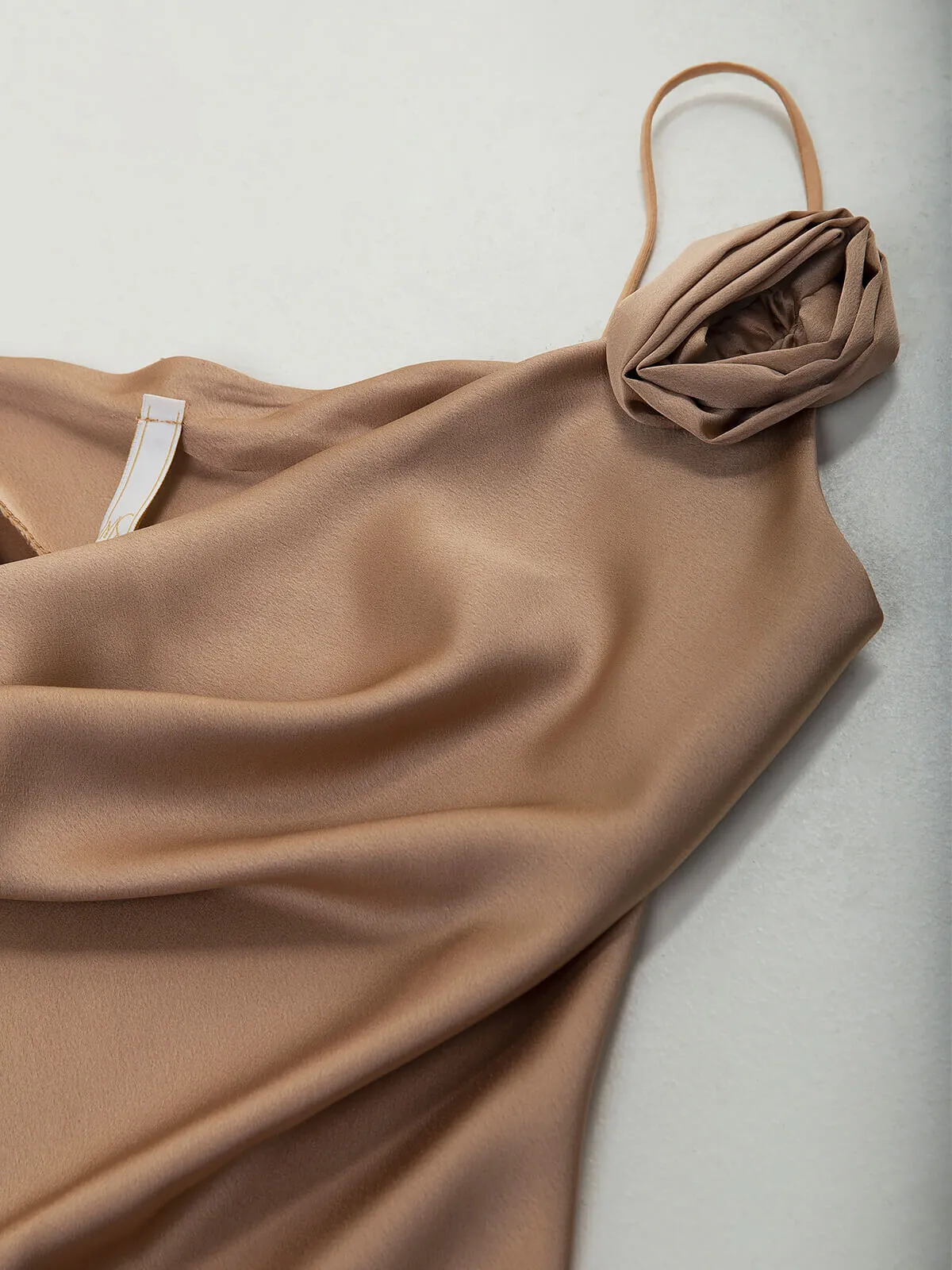 Top satinado con flor