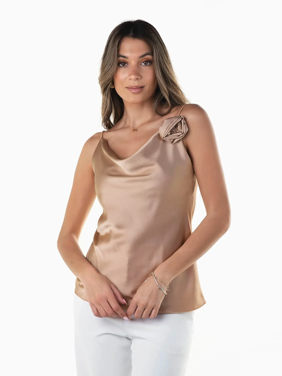 Top satinado con flor