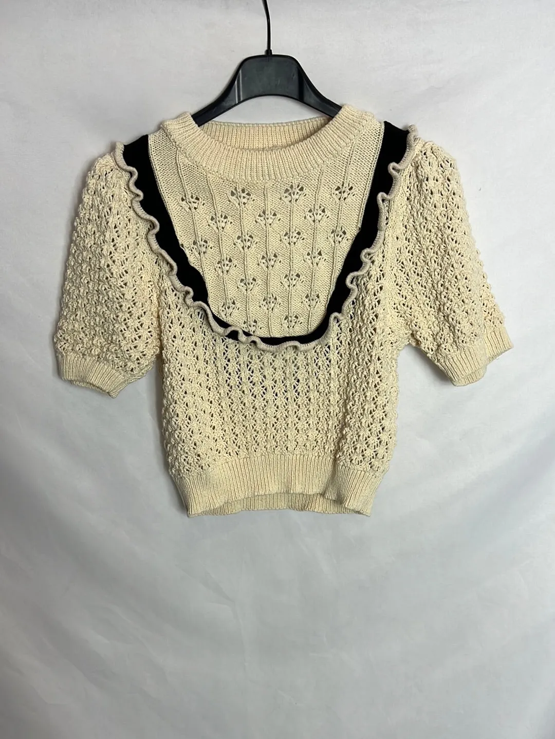 ZARA. Top corto calado beige y negro. T S